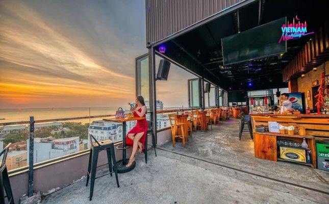 View bao trọn cảnh thành phố của Skye Bar