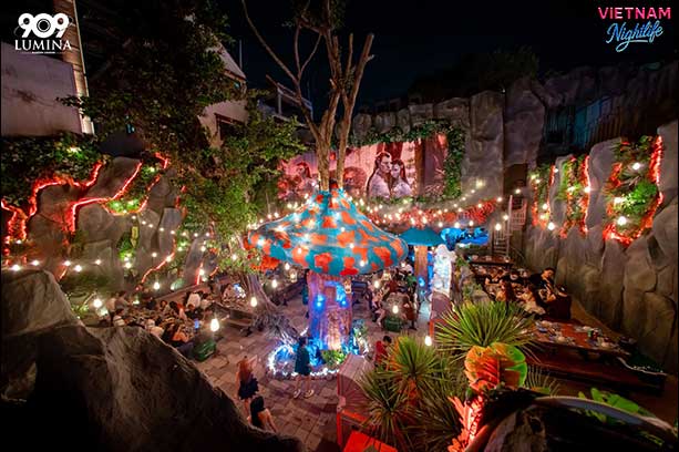 909 Lumina Garden Lounge